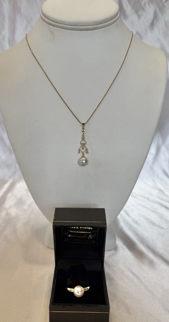 14K Yellow Gold Pearl Diamond Jewelry Set Necklace Ring Size 8: 14K Yellow Gold Pearl Diamond Jewelry Set Necklace Ring Size 8 This exquisite jewelry set features a stunning combination of 14k yellow gold, pearls, and diamonds, including a necklace and a size 8 ri