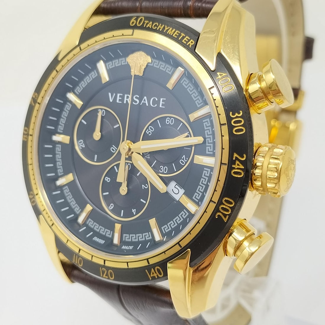 Versace V-RAY mens quartz chronograph wristwatch VEDB00318: Versace V-RAY mens quartz chronograph wristwatch VEDB00318 Pre-owned Versace V-RAY chronograph men's wristwatch with quartz movement and 5 ATM water resistance. This Swiss-made model is offered in Pro