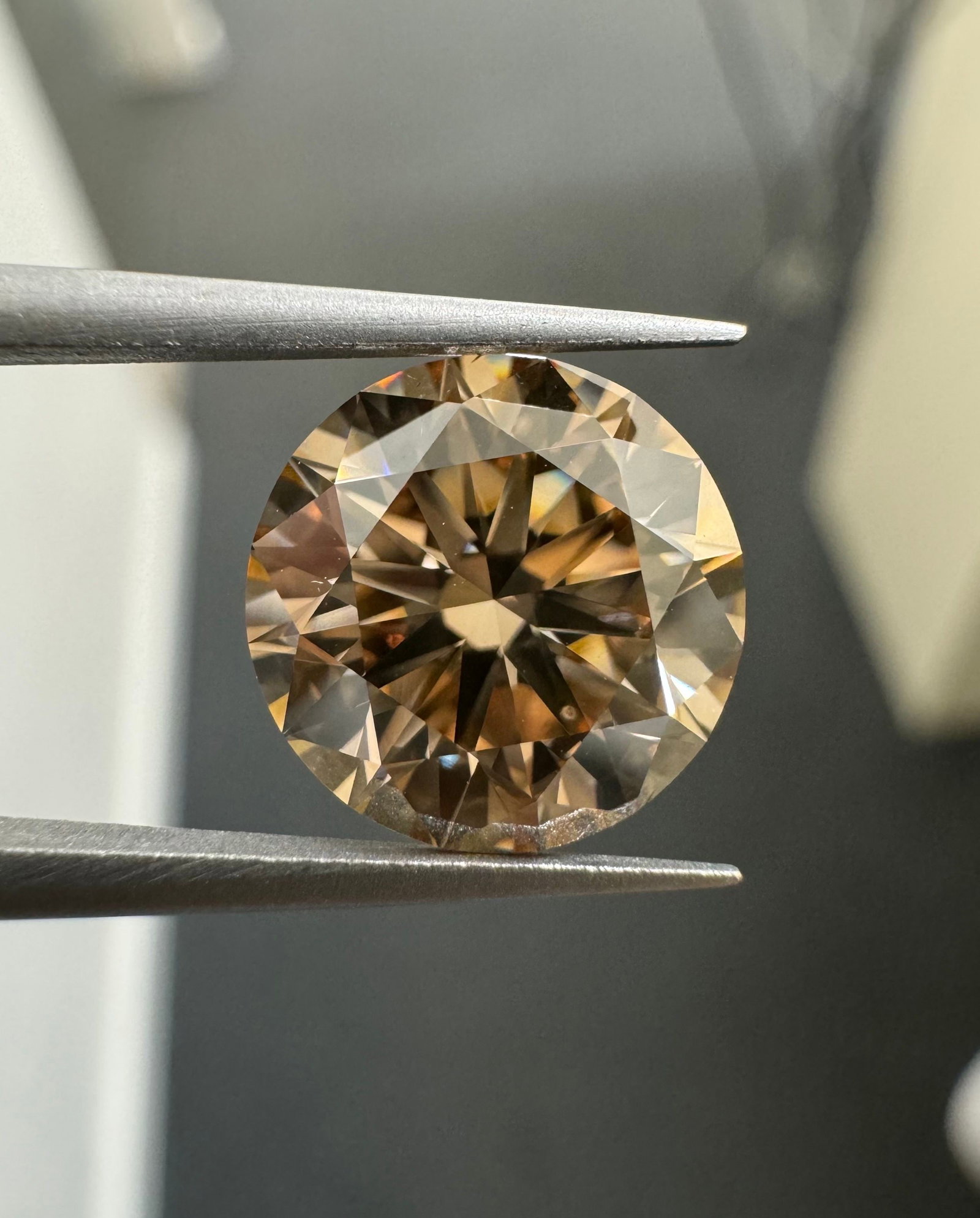 Loose Diamond - ROUND 3.05ct Brown VS1: Loose Diamond - ROUND 3.05ct Brown VS1 Source: Natural Shape: ROUND Carats: 3.05 Color: Brown Certification: IGI Video: