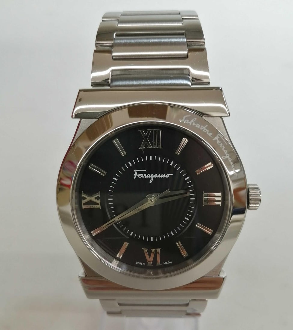 Salvatore Ferragamo F10 Vega men's quartz wristwatch: Salvatore Ferragamo F10 Vega men's quartz wristwatch Salvatore Ferragamo VEGA Quartz F10 men's wristwatch, made in Switzerland. This pre-owned watch features a stainless steel case and stainless steel