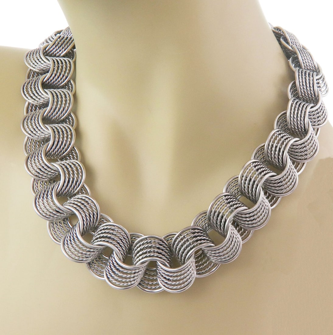 David Yurman Origami Chain Necklace in Sterling Silver Wide Link: David Yurman Origami Chain Necklace in Sterling Silver Wide Link Pre-owned David Yurman Origami wide link necklace in sterling silver, featuring a bold sculptural chain design with dimensional links i