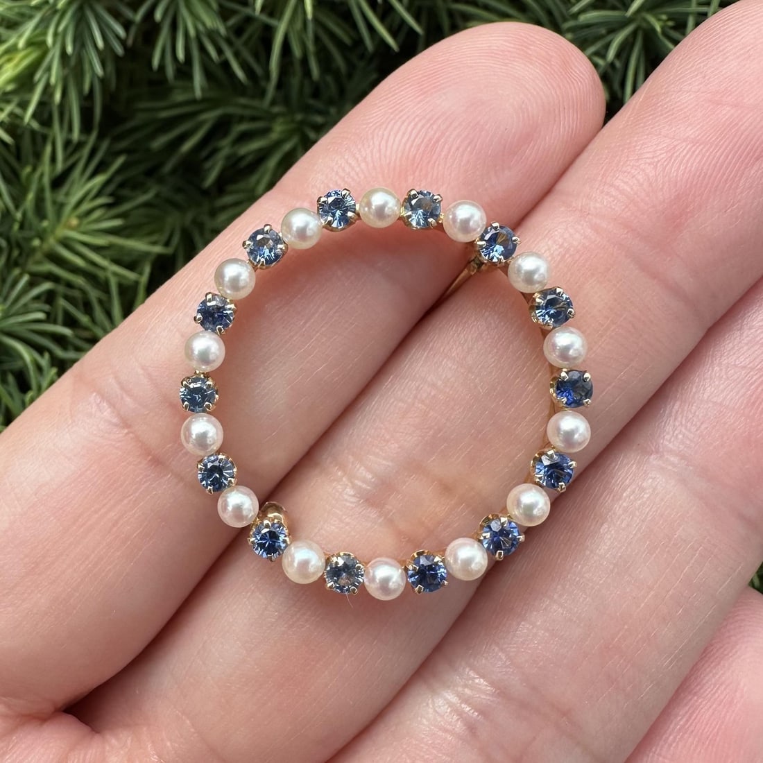 GIA No Heat Sapphire and Seed Pearl 14K Yellow Gold Wreath Brooch: GIA No Heat Sapphire and Seed Pearl 14K Yellow Gold Wreath Brooch Antique wreath circle brooch pin featuring natural blue sapphires and cultured seed pearls in solid yellow gold. The sapphires are rou