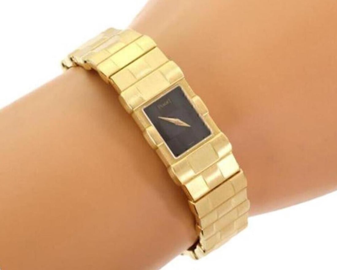 Piaget Polo quartz wristwatch in 18k yellow gold black dial 15281 (1 of 5)
