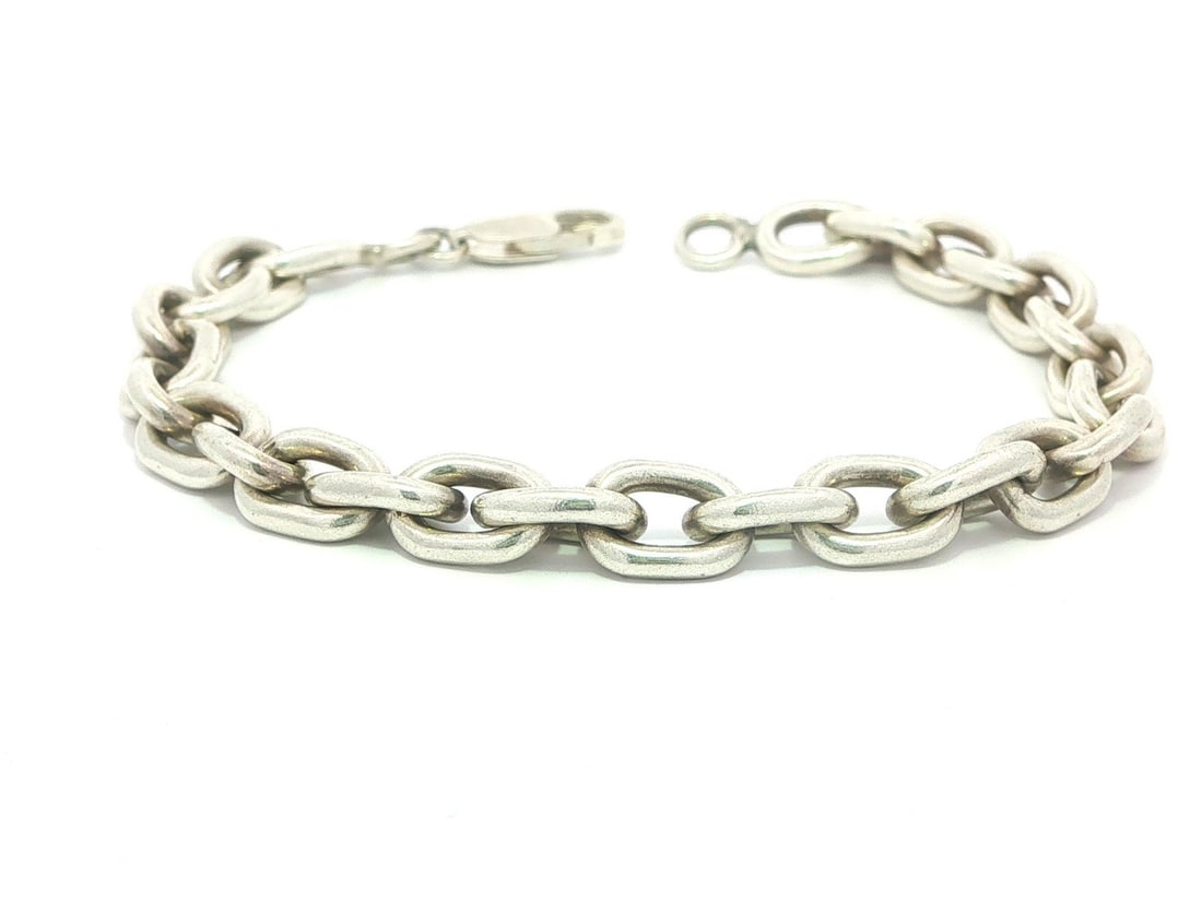 Unbranded Sterling Silver Open Oval Link Charm Bracelet Lobster Claw 6.5 in: Unbranded Sterling Silver Open Oval Link Charm Bracelet Lobster Claw 6.5 in Sterling silver charm link bracelet featuring an open oval cable chain and a lobster claw clasp. This pre-owned women's brac