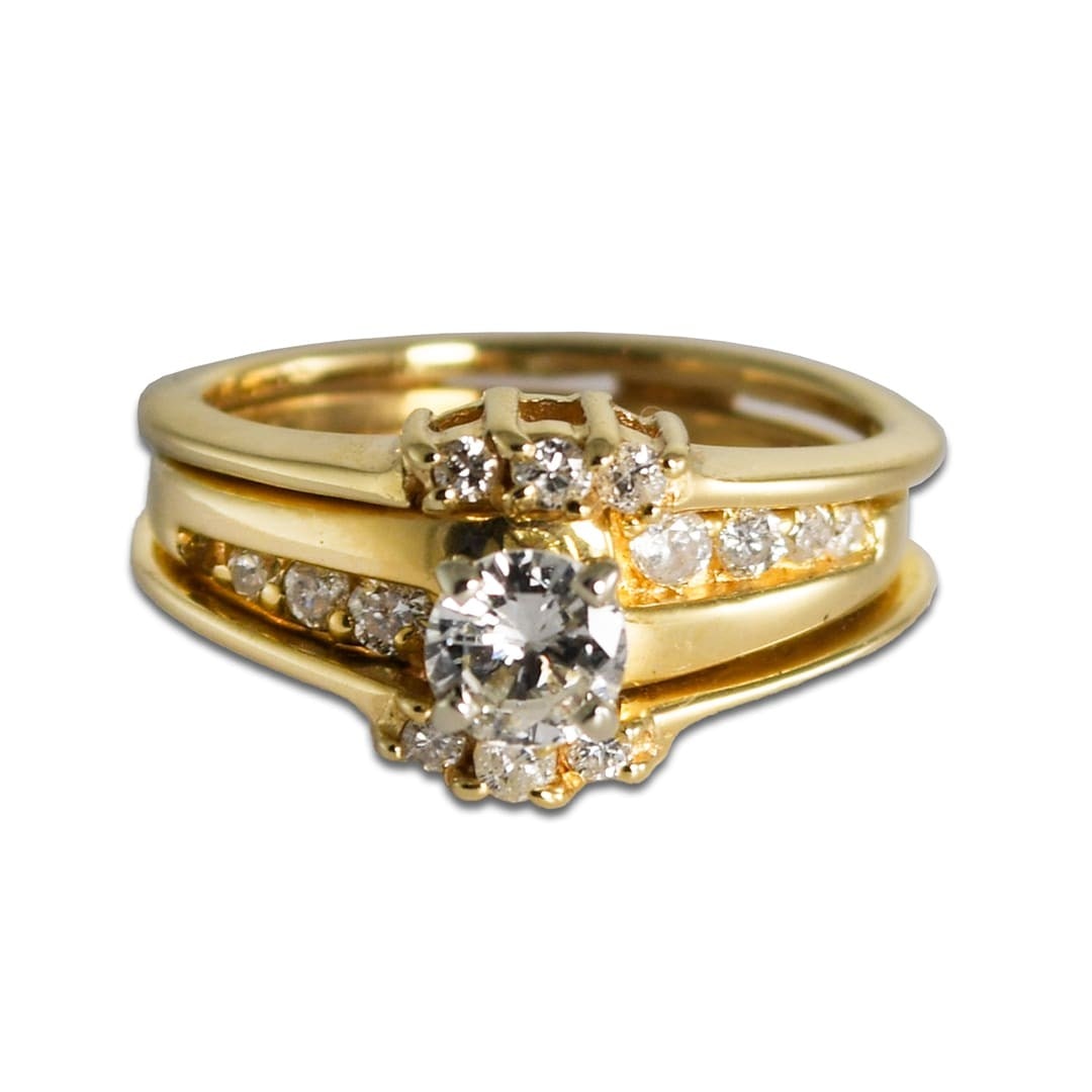 Unbranded 14K Yellow Gold Ring with 0.60ct Diamond Solitaire: Unbranded 14K Yellow Gold Ring with 0.60ct Diamond Solitaire Pre-owned 14k yellow gold diamond solitaire ring with a round brilliant center diamond and diamond accents in a solitaire setting. This unb