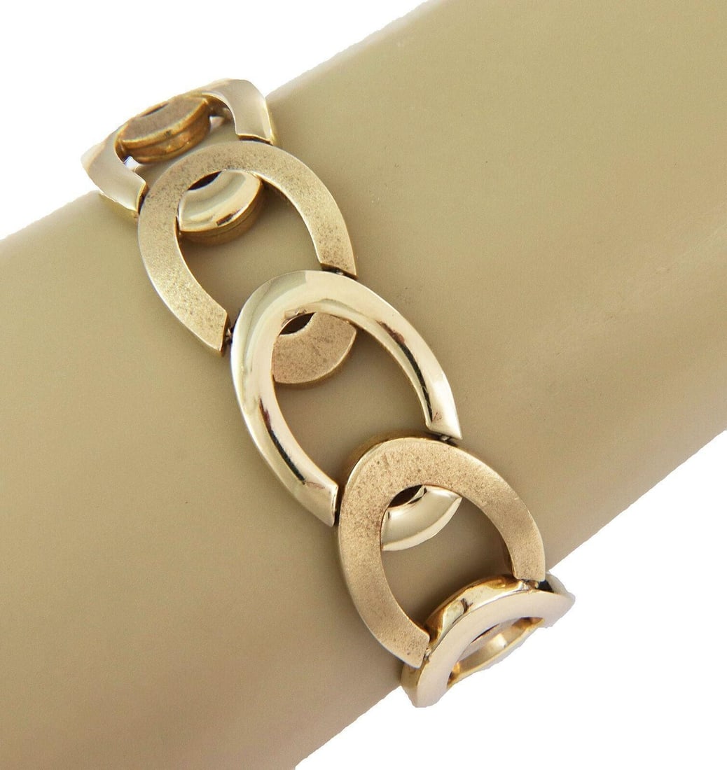 14k Yellow Gold Wide Oval Link Chain Bracelet 7.5 in: 14k Yellow Gold Wide Oval Link Chain Bracelet 7.5 in Vintage estate wide oval link bracelet crafted in solid 14k yellow gold. This chain-style bracelet features polished oval links for a bold, clean-l