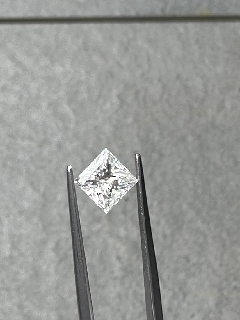 Loose Diamond - PRINCESS 1.7ct H I2: Loose Diamond - PRINCESS 1.7ct H I2 Source: Natural Shape: PRINCESS Carats: 1.7 Color: H Clarity: I2 Certification: GIA Video: