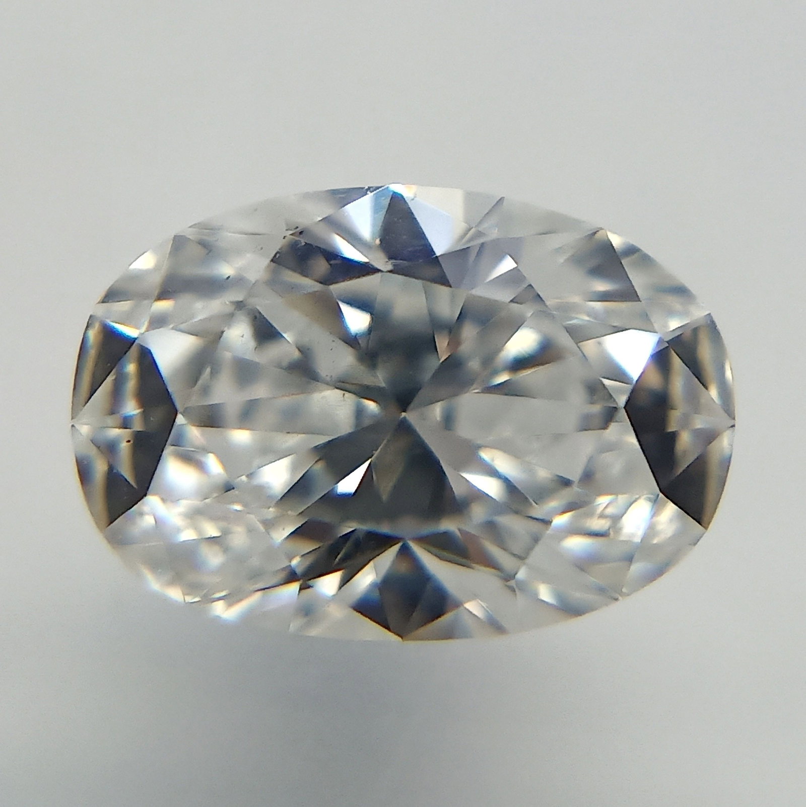 Loose Diamond - OVAL 0.71ct D VS2: Loose Diamond - OVAL 0.71ct D VS2 Source: Natural Shape: OVAL Carats: 0.71 Color: D Clarity: VS2 Certification: GIA The Diamond Depot Guarantee: All items in this auction are guaranteed to be 100% aut