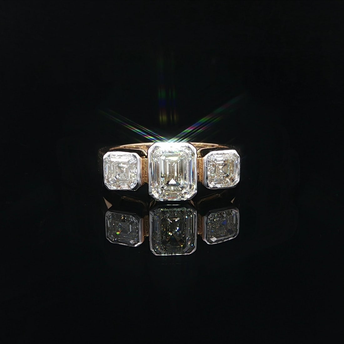 Unbranded 18k Gold 3 Stone Diamond Ring 2.60ctw GIA Emerald Cut: Unbranded 18k Gold 3 Stone Diamond Ring 2.60ctw GIA Emerald Cut Pre-owned women's cocktail ring crafted in solid 18k yellow gold with white gold bezels, featuring three natural emerald cut diamonds in