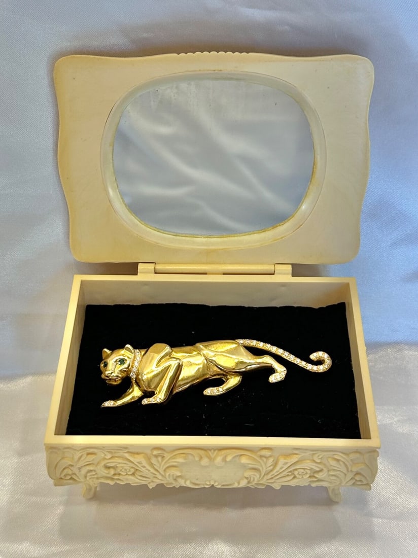 Ivan & Co 18K Gold Emerald Diamond Panther Brooch 30.10g: Ivan & Co 18K Gold Emerald Diamond Panther Brooch 30.10g This exquisite brooch from Ivan & Co features a stunning design of a panther crafted in 18K yellow gold, adorned with diamonds and emeralds. We