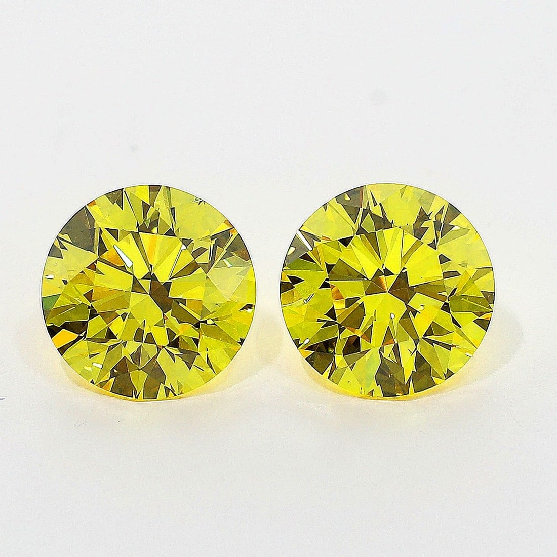 Loose Diamond - ROUND 1.01ct Fancy Vivid Yellow VS2: Loose Diamond - ROUND 1.01ct Fancy Vivid Yellow VS2 Source: Natural Shape: ROUND Carats: 1.01 Color: Fancy Vivid Yellow Certification: GIA The Diamond Depot Guarantee: All items in this auction are gu