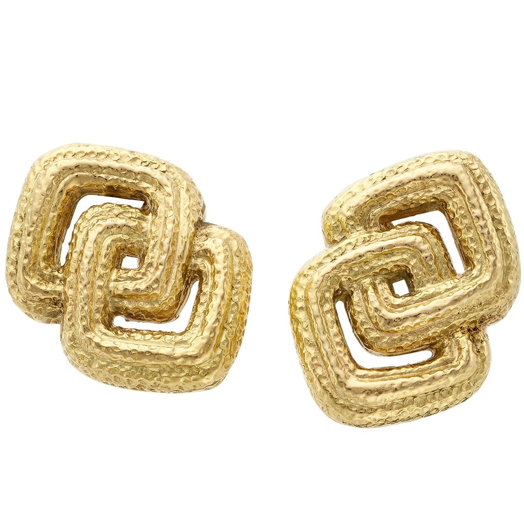 Van Cleef Arpels Interlocking Clip On Stud Earrings 18K Yellow Gold: Van Cleef Arpels Interlocking Clip On Stud Earrings 18K Yellow Gold Pre-owned Van Cleef & Arpels stud earrings in 18K yellow gold with an elegant textured interlocking design. These clip-on earrings h