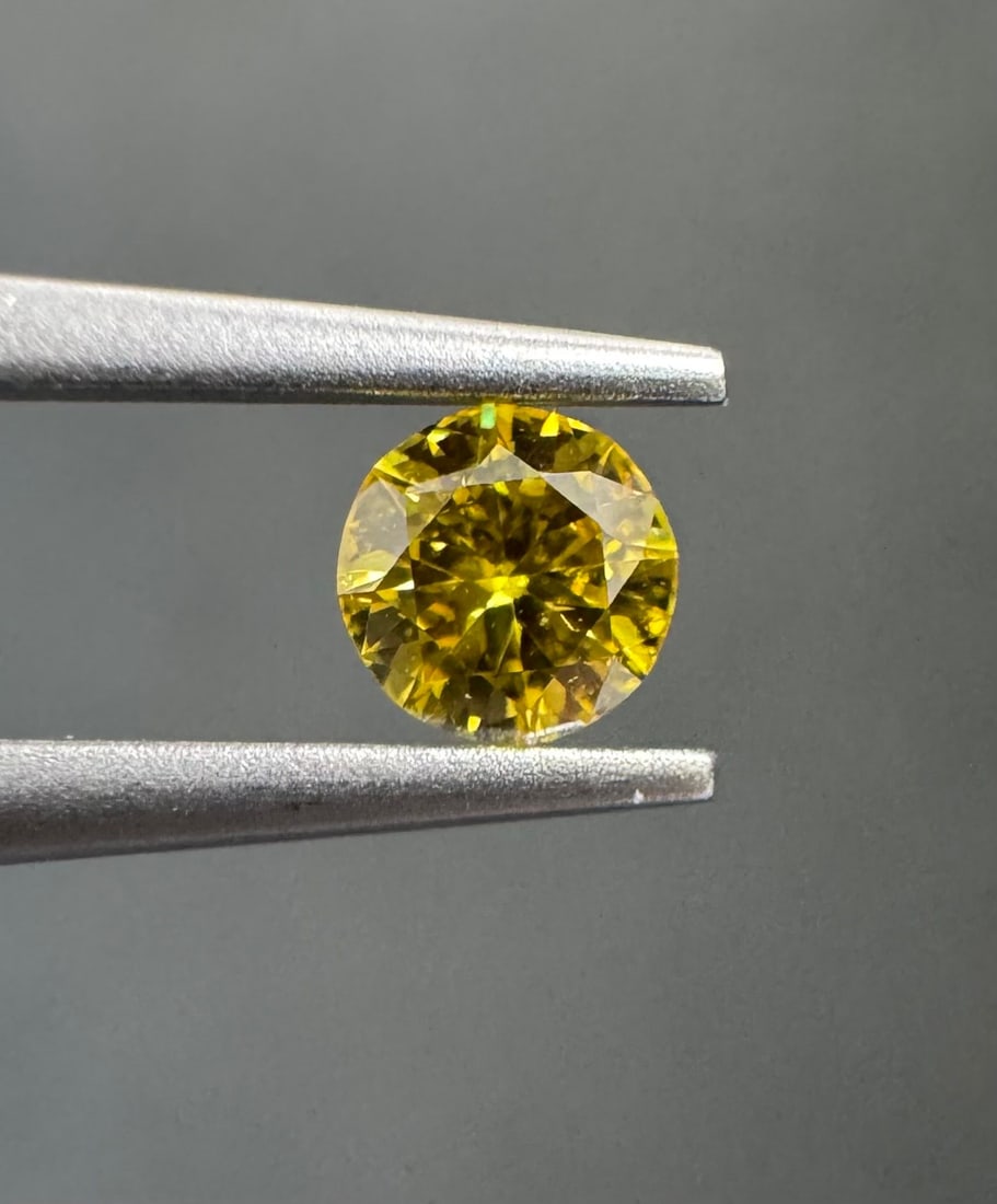 Loose Diamond - ROUND 0.17ct Fancy Vivid Yellow SI2: Loose Diamond - ROUND 0.17ct Fancy Vivid Yellow SI2 Source: Natural Shape: ROUND Carats: 0.17 Color: Fancy Vivid Yellow Certification: GIA The Diamond Depot Guarantee: All items in this auction are gu
