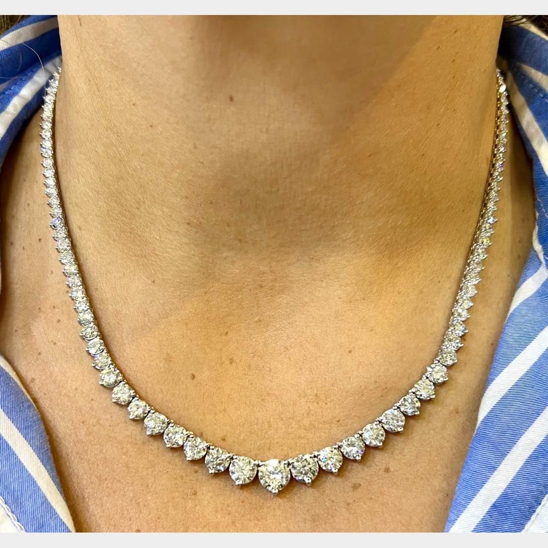 14K White Gold 19.35 Ct. Diamond Graduated Necklace Luxury: 14K White Gold 19.35 Ct. Diamond Graduated Necklace Luxury This exquisite necklace features a stunning graduated design crafted from 14K white gold. It showcases a central diamond weighing approximate