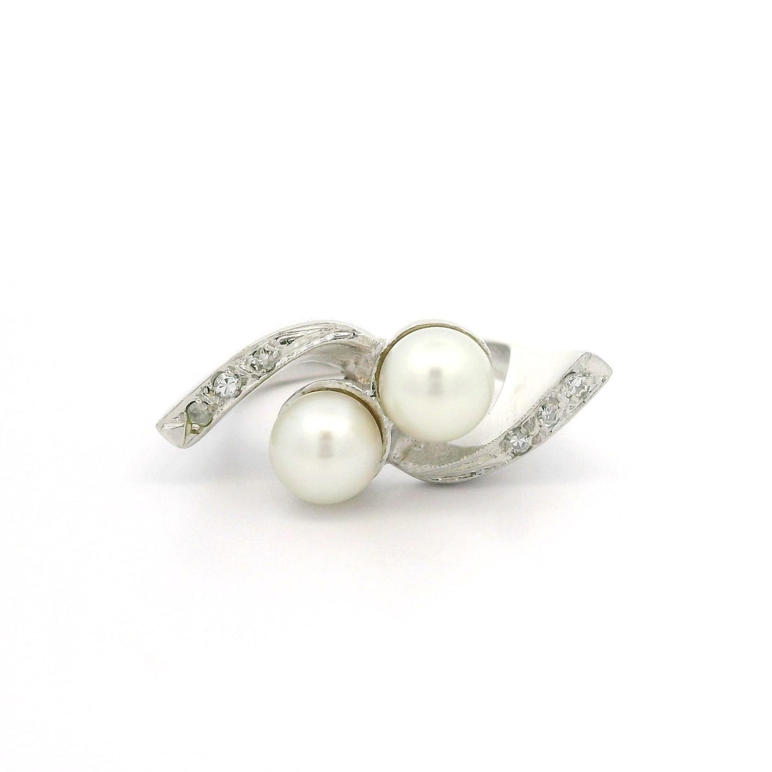 Vintage 14k White Gold Moi et Toi Pearl Diamond Ring: Vintage 14k White Gold Moi et Toi Pearl Diamond Ring This exquisite vintage mid-century ring features a stunning Moi et Toi design, beautifully crafted in 14k solid white gold. At its center are two g