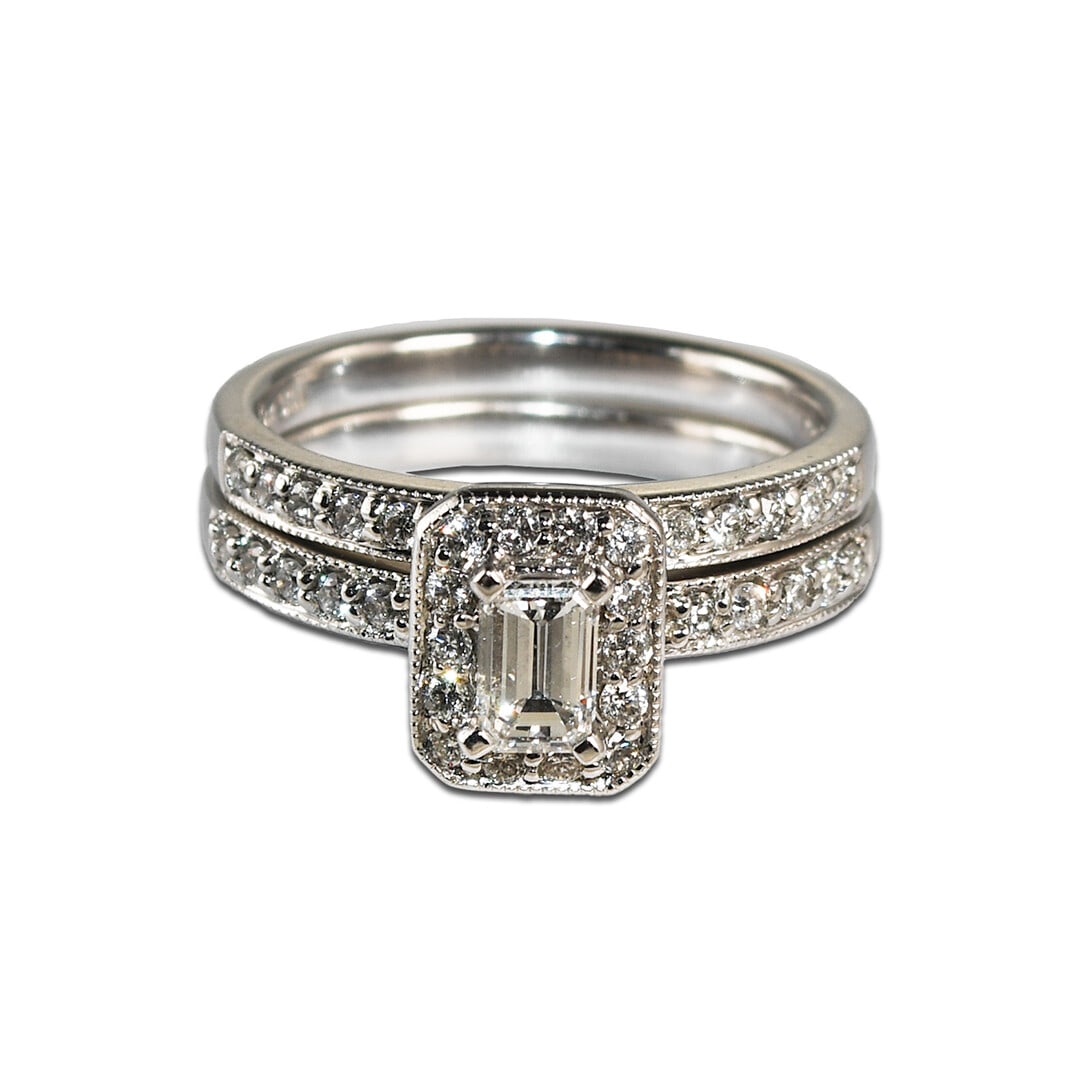 Size 7.25 14K White Gold Diamond Bridal Ring Set Emerald Cut 0.97 TDW: Size 7.25 14K White Gold Diamond Bridal Ring Set Emerald Cut 0.97 TDW Pre-owned 14k white gold wedding ring set featuring a natural emerald cut center diamond with additional round brilliant side diam