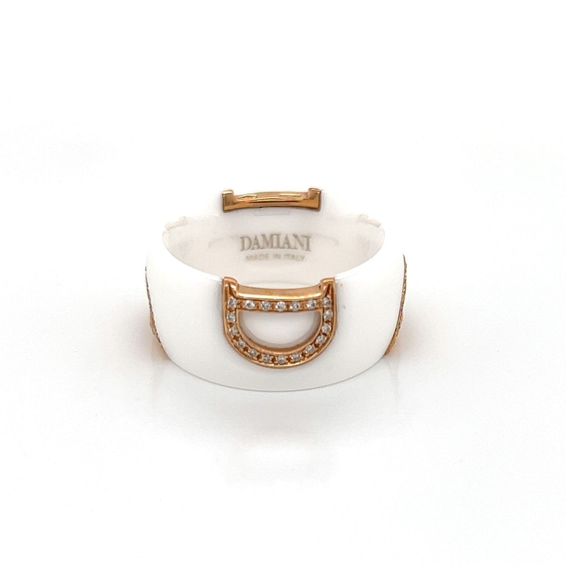 Damiani D Logo Band Ring 18k Rose Gold White Ceramic Size 7: Damiani D Logo Band Ring 18k Rose Gold White Ceramic Size 7 Pre-owned Damiani D Logo band ring crafted in 18k rose gold with a white ceramic inlay and natural diamond accents. This signed Italian-made