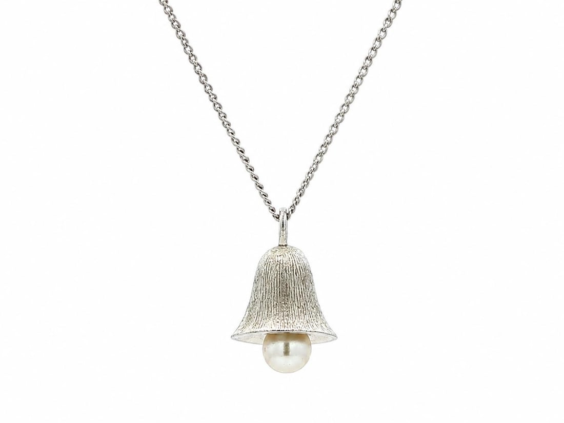 Unbranded Pearl Bell Charm Necklace in White Gold 14.5 in: Unbranded Pearl Bell Charm Necklace in White Gold 14.5 in Vintage charm necklace featuring a textured bell pendant set with one genuine cultured pearl. Crafted in solid white gold, this pre-owned piec