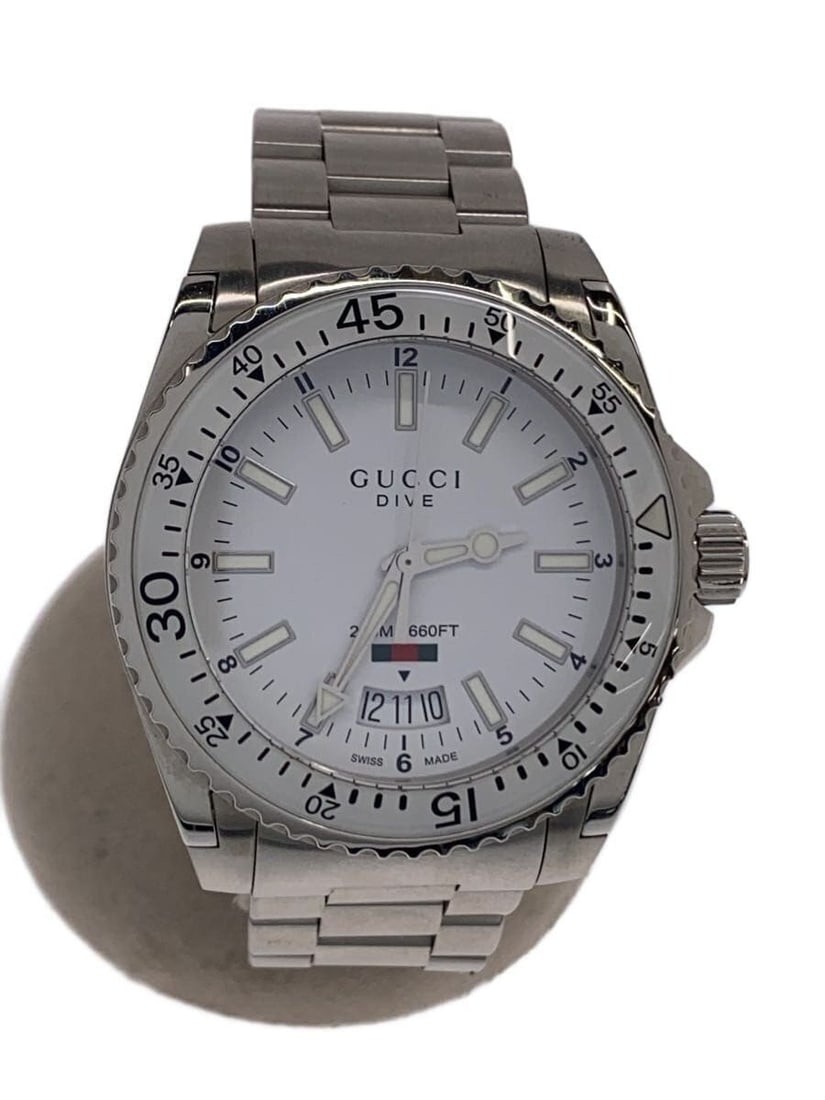 Gucci Dive mens quartz wristwatch with white dial stainless steel: Gucci Dive mens quartz wristwatch with white dial stainless steel Men's quartz wristwatch from Gucci Dive with a white dial and stainless steel construction. This pre-owned watch is described as a sli