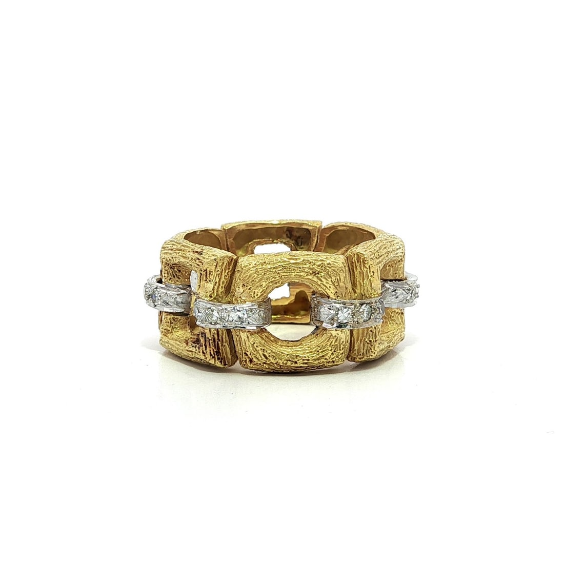 Vintage 18k Gold Diamond Buckle Wide Band Ring 0.27ctw Size 6: Vintage 18k Gold Diamond Buckle Wide Band Ring 0.27ctw Size 6 This stunning vintage wide band ring features a unique buckle bark textured design, crafted from solid 18k yellow gold. Adorned with 18 na