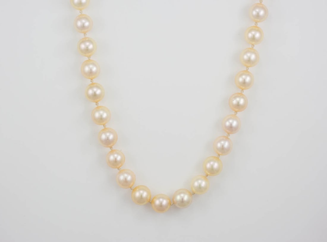 22 in Cultured Saltwater Pearl Necklace 14k Yellow Gold Clasp: 22 in Cultured Saltwater Pearl Necklace 14k Yellow Gold Clasp Elegant cultured saltwater pearl strand necklace featuring white pearls with a golden body color and light pink and green overtones. The p