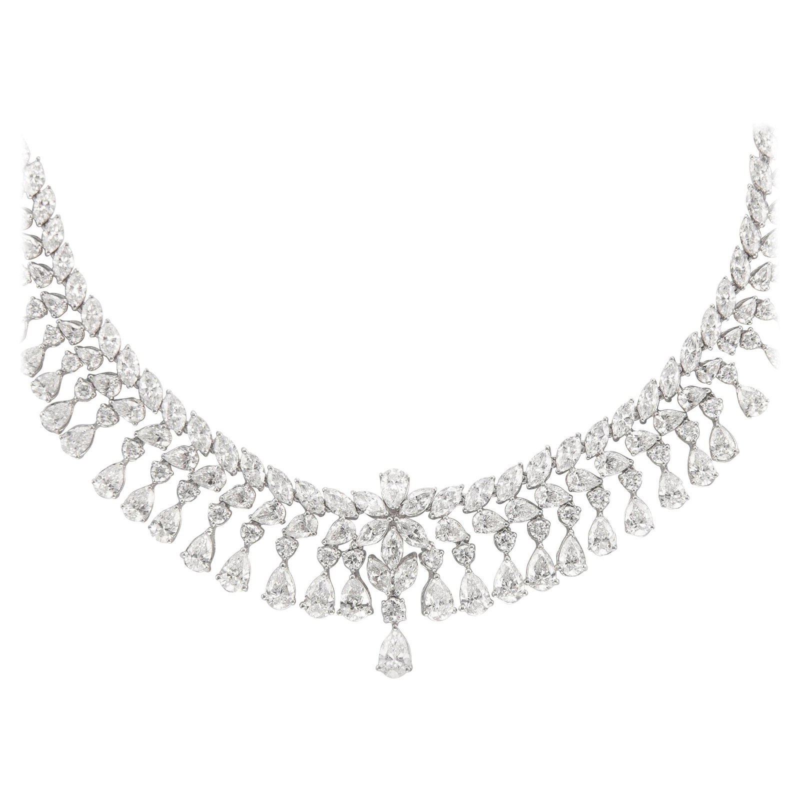 Exquisite 29.58ct Diamond Necklace in 18k White Gold: Exquisite 29.58ct Diamond Necklace in 18k White Gold This exquisite vintage necklace features a stunning arrangement of 29.58 carats of diamonds, including round brilliant, pear, and marquise cuts. Cr