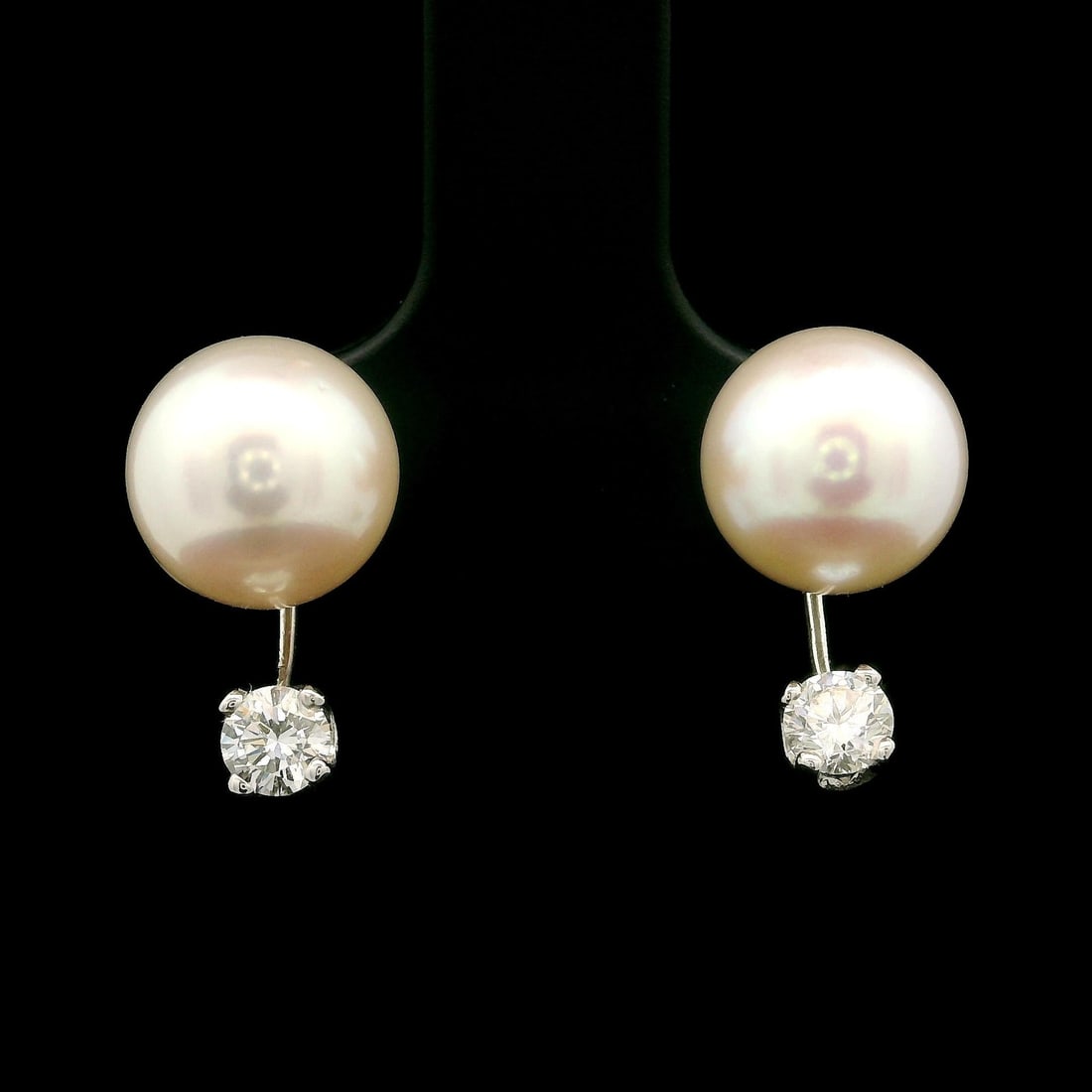 14K White Gold Pearl and Diamond Stud Earrings 0.28ctw: 14K White Gold Pearl and Diamond Stud Earrings 0.28ctw Elevate your jewelry collection with these exquisite stud earrings. Crafted from 14K solid white gold, these earrings feature two genuine culture