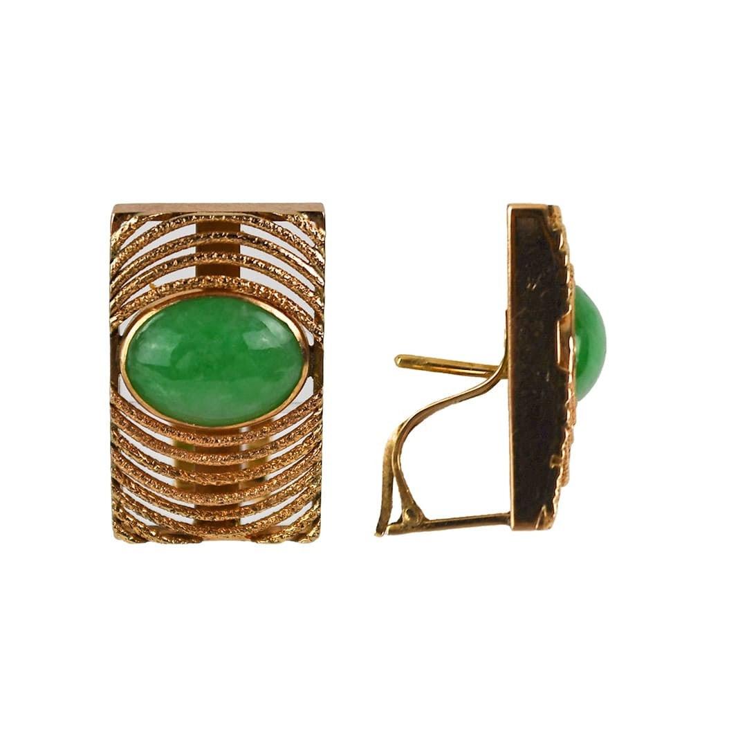 Vintage 14K Yellow Gold Jade Dangle Earrings Leverback: Vintage 14K Yellow Gold Jade Dangle Earrings Leverback These vintage dangle earrings are crafted from 14k yellow gold and feature natural light green jade gemstones in an oval shape. The jade stones m