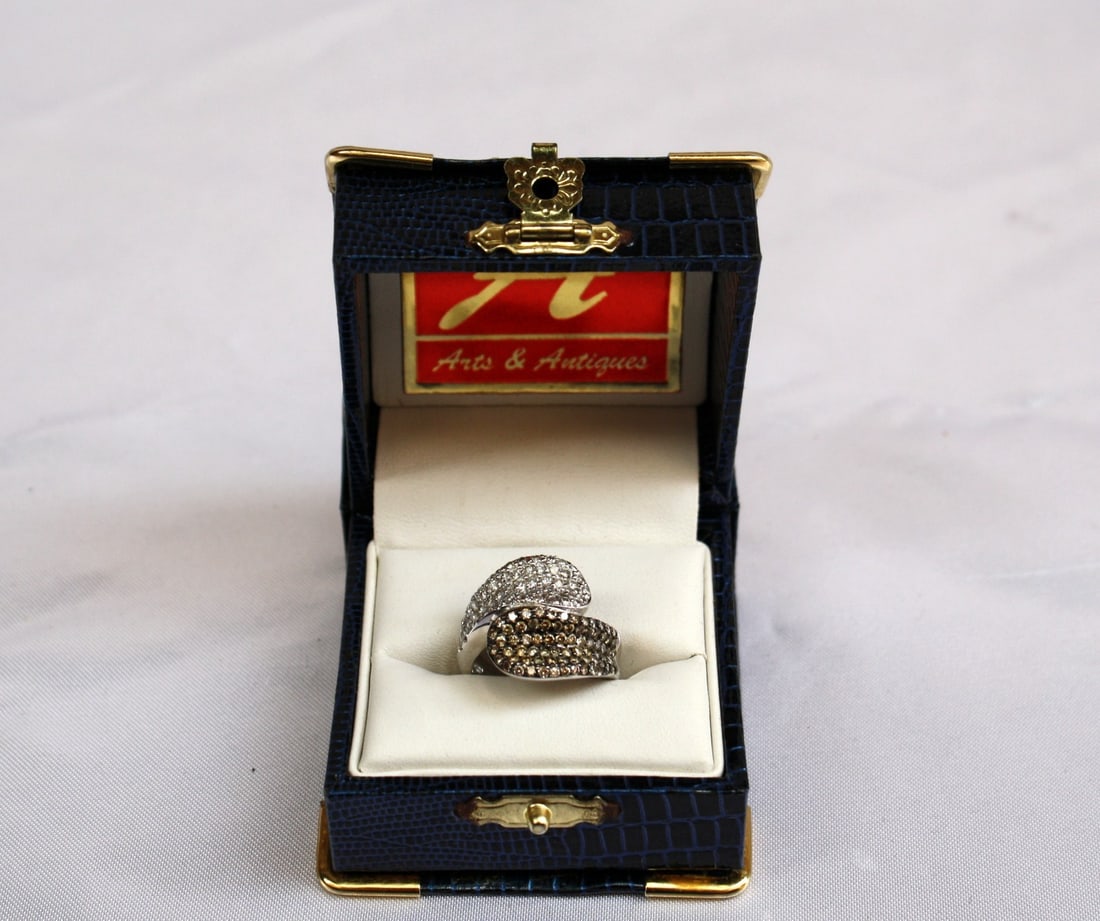 Stunning French 18K White Gold Diamond Color Diamond Ring: Stunning French 18K White Gold Diamond Color Diamond Ring Discover the exquisite craftsmanship of this stunning French ring, expertly crafted from 18K white gold. This beautiful piece features a combi