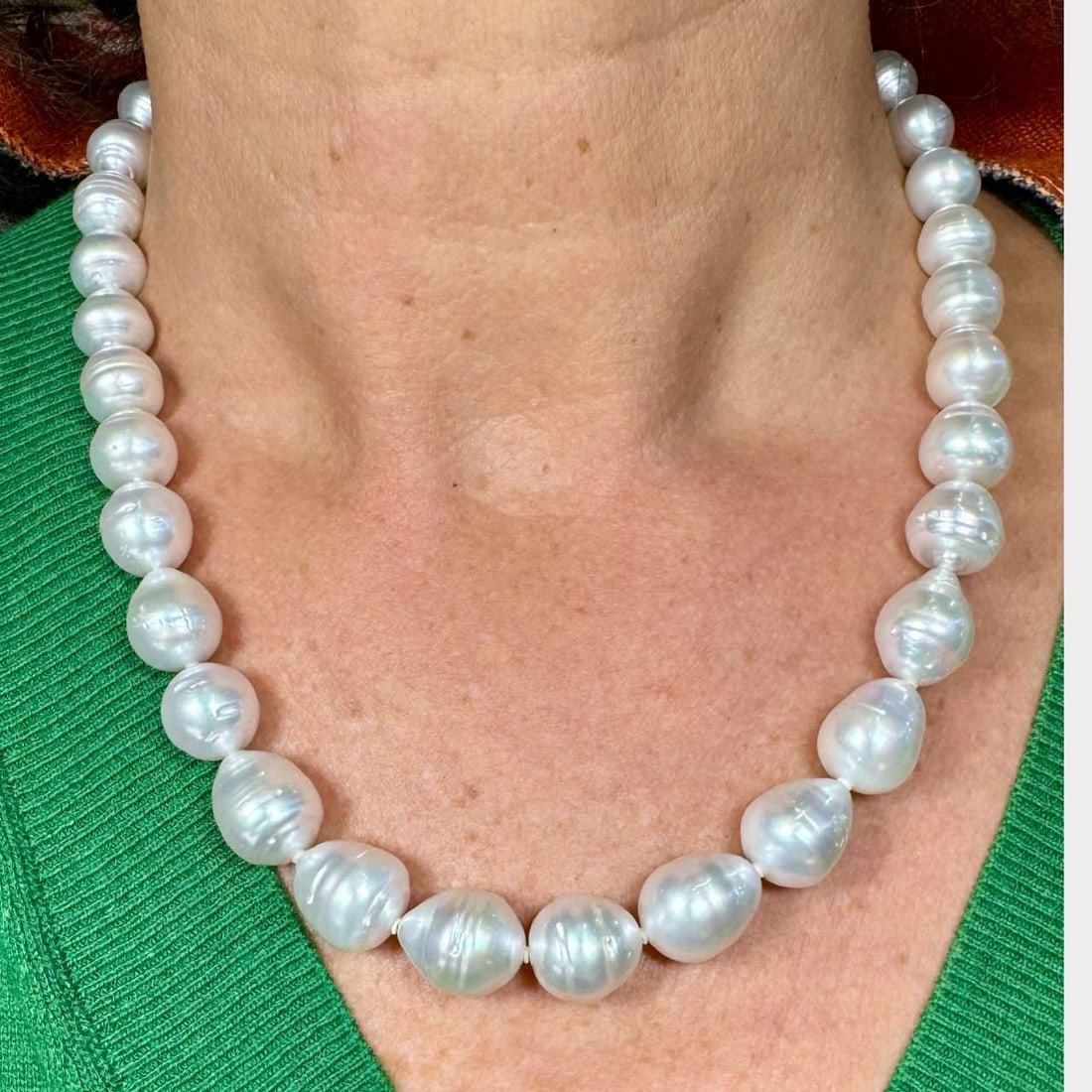 Elegant 14K Gold South Sea Pearl Necklace 19 inches 95.3 grams: Elegant 14K Gold South Sea Pearl Necklace 19 inches 95.3 grams This exquisite South Sea Pearl Necklace features lustrous pearls strung together, showcasing a beautiful range in size from 13.7mm to 10.