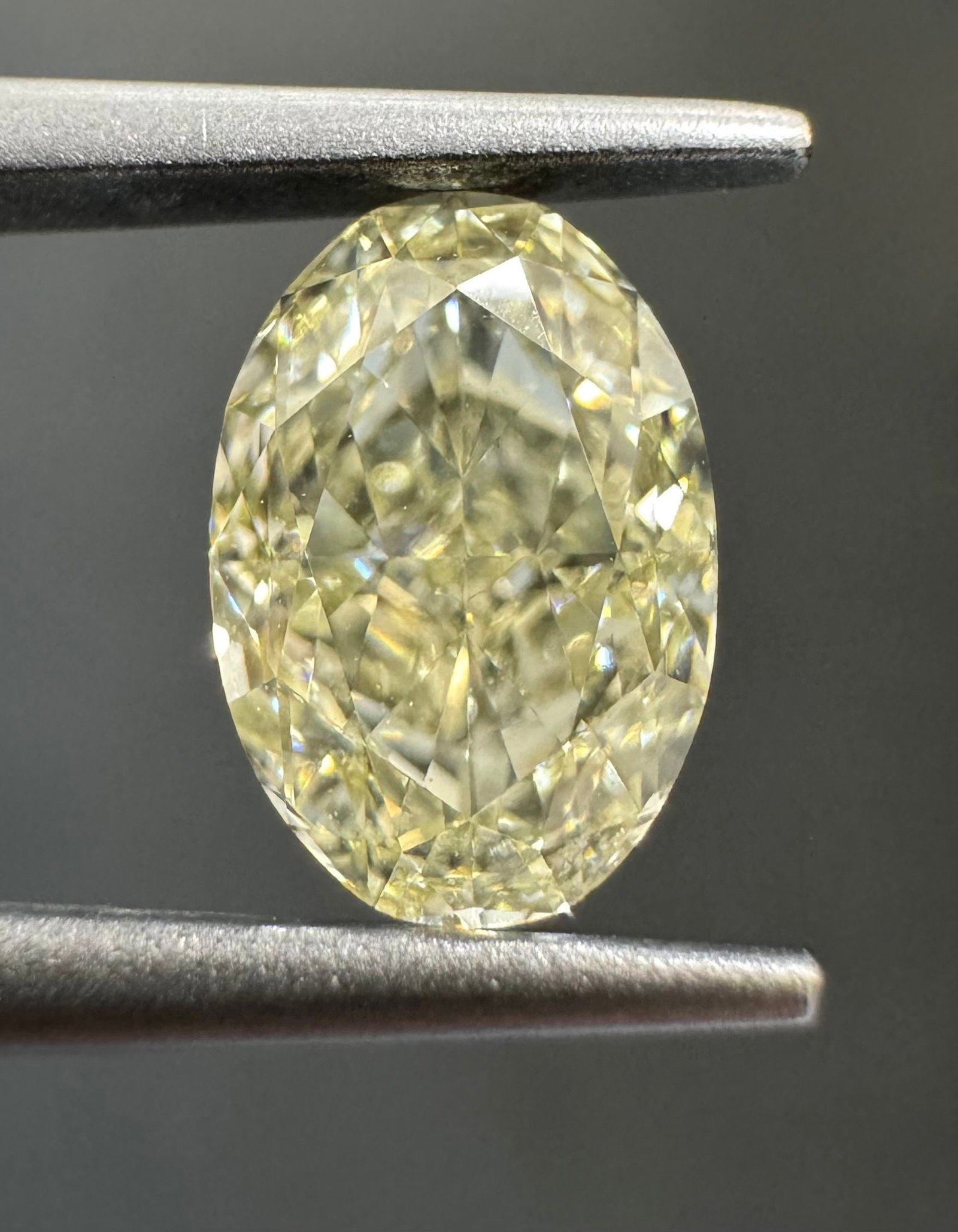 Loose Diamond - OVAL 1.12ct U-V VVS2: Loose Diamond - OVAL 1.12ct U-V VVS2 Source: Natural Shape: OVAL Carats: 1.12 Color: U-V Certification: GIA The Diamond Depot Guarantee: All items in this auction are guaranteed to be 100% authentic. 