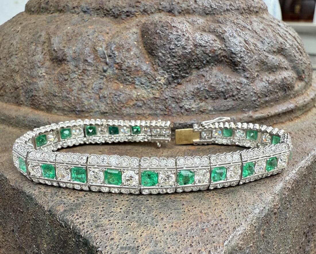Art Deco Platinum Emerald Diamond Bracelet 6.5 in Colombian: Art Deco Platinum Emerald Diamond Bracelet 6.5 in Colombian This antique Art Deco bracelet features a stunning combination of natural Colombian emeralds and old cut diamonds. Crafted from solid platin