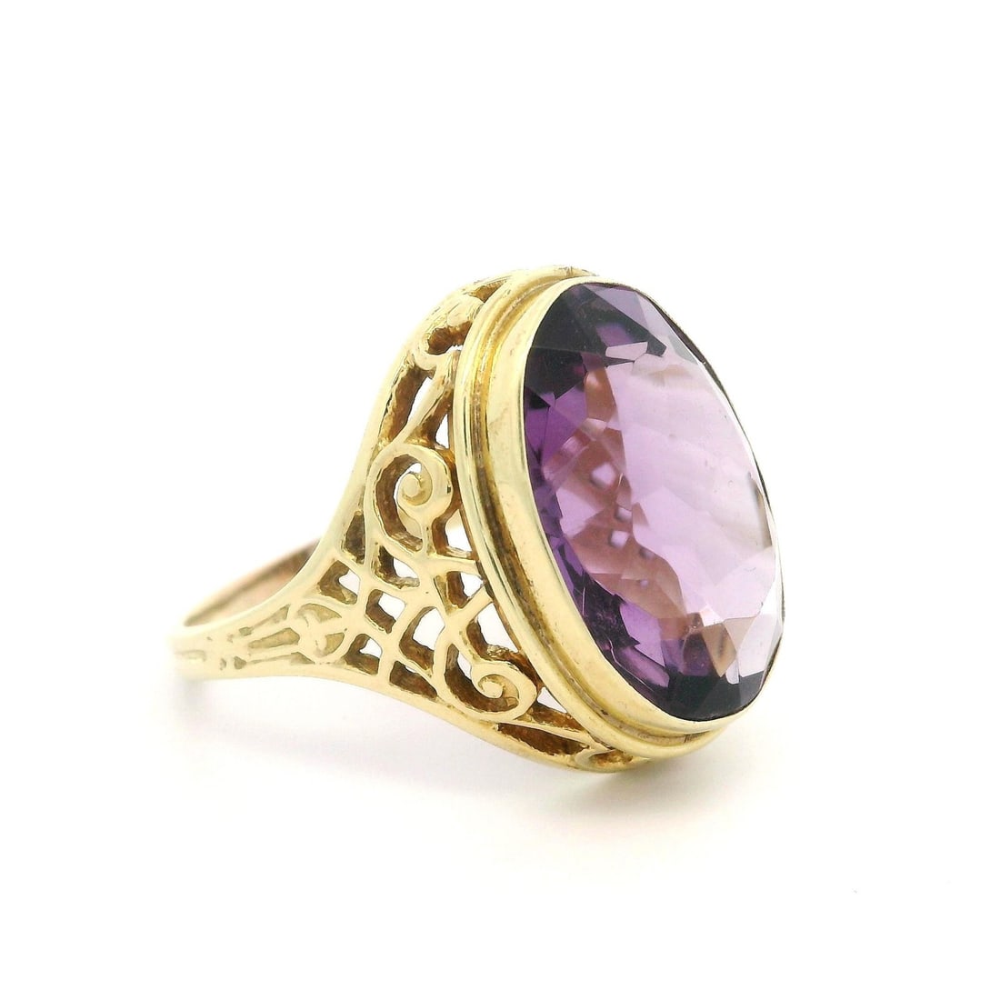 Vintage 14K Yellow Gold 10.75ct Oval Amethyst Filigree Ring: Vintage 14K Yellow Gold 10.75ct Oval Amethyst Filigree Ring This exquisite vintage ring features a stunning 10.75 carat natural amethyst in an elegant oval cut, bezel set within a beautifully crafted 