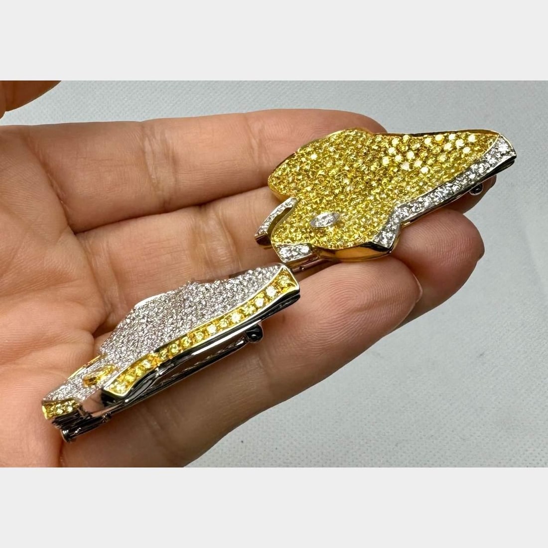 18K Gold Diamond Maple Leaf Brooch 6.00 Ct White 6.50 Ct Yellow: 18K Gold Diamond Maple Leaf Brooch 6.00 Ct White 6.50 Ct Yellow This exquisite brooch features a stunning maple leaf design crafted from 18K yellow and white gold. The piece is adorned with