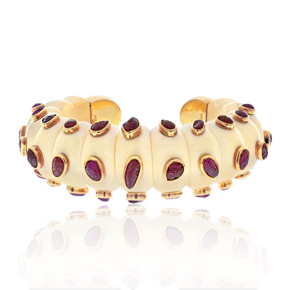 David Webb 18K Gold Ruby Fluted Bone Cuff Bracelet: David Webb 18K Gold Ruby Fluted Bone Cuff Bracelet Introducing the stunning David Webb 18K Yellow Gold Cabochon Cut Ruby and Fluted Bone Cuff Bracelet, a true testament to exquisite craftsmanship and 