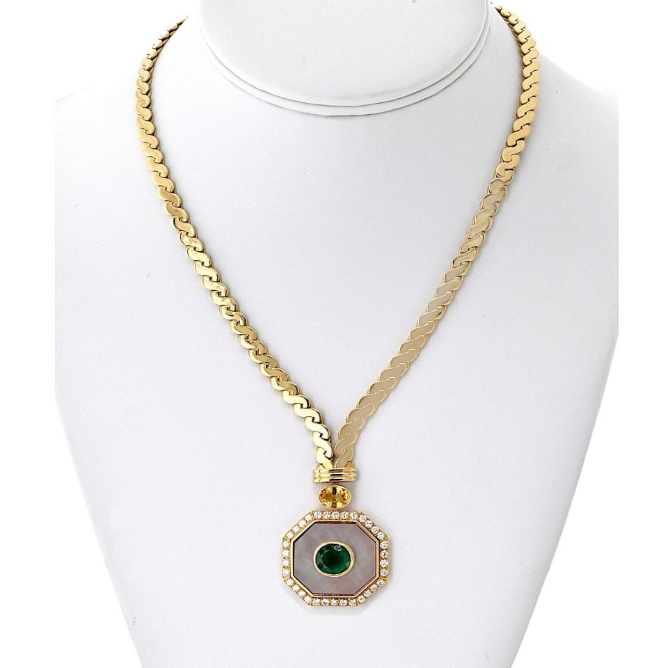 Van Cleef & Arpels 18K Gold Emerald Yellow Sapphire Mother-of-Pearl Necklace: Van Cleef & Arpels 18K Gold Emerald Yellow Sapphire Mother-of-Pearl Necklace Discover the elegance of this exquisite Van Cleef & Arpels necklace, crafted in luxurious 18K yellow gold. This exceptional