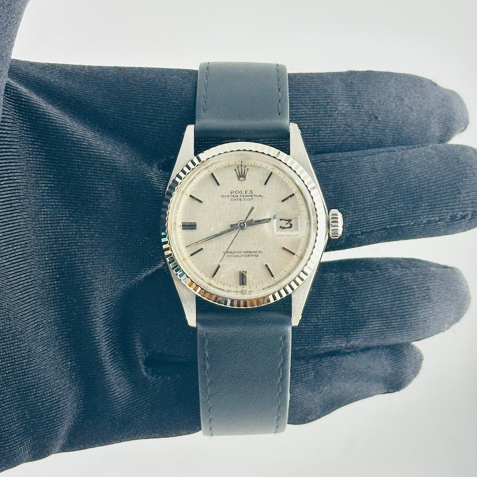 Rolex Datejust Ref 1601 Silver Linen Dial Fluted Bezel Leather Band: Rolex Datejust Ref 1601 Silver Linen Dial Fluted Bezel Leather Band This Rolex Datejust features a silver linen stick dial and a fluted bezel, paired with a generic leather band. The watch is