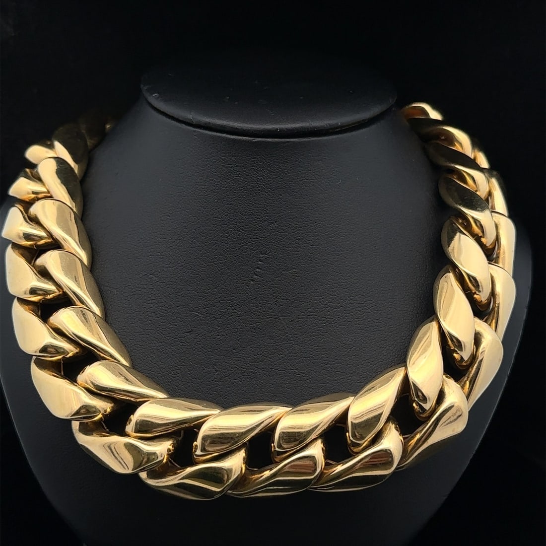 Germany 18k Yellow Gold 17 Inch Heavy Puffed Curb Link Necklace: Germany 18k Yellow Gold 17 Inch Heavy Puffed Curb Link Necklace This stunning 17-inch heavy puffed curb link chain necklace is crafted from 18k solid yellow gold, showcasing a substantial and bold