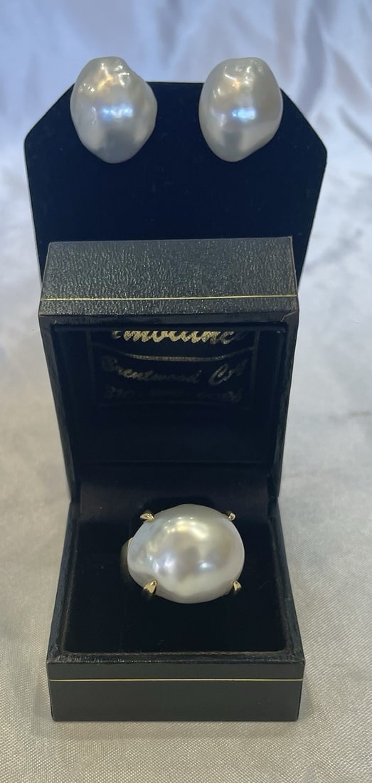 Gump 18k Gold Pearl Ring with Earrings Jewelry Set: Gump 18k Gold Pearl Ring with Earrings Jewelry Set This exquisite jewelry set from Gump's features a matching 18k gold ring and earrings, each adorned with lustrous pearls. The set is noted for its ex