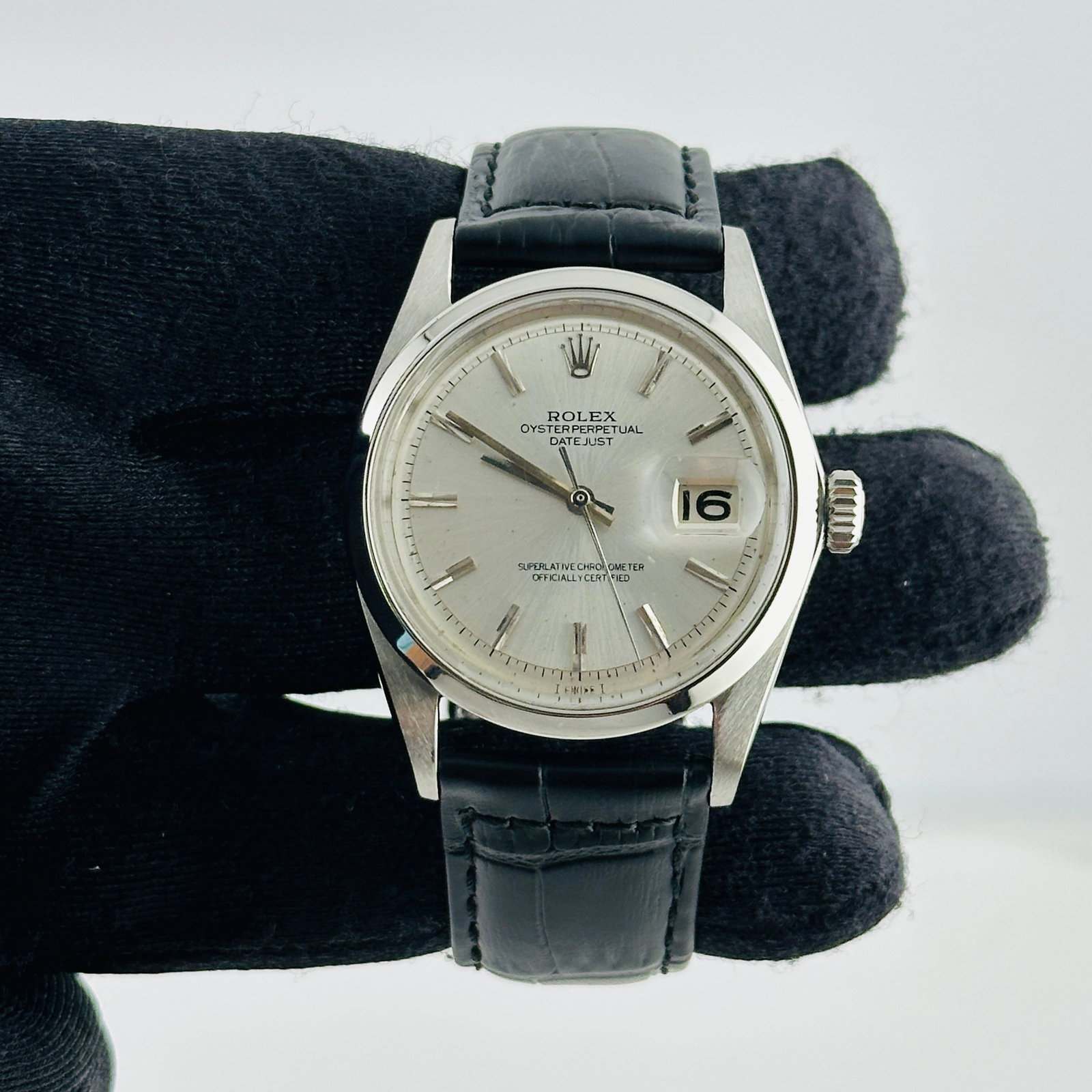 Rolex Datejust Ref 1601 Silver Stick Dial Leather Band: Rolex Datejust Ref 1601 Silver Stick Dial Leather Band This is a men's Rolex Datejust watch, reference 1601, featuring a silver stick dial and a smooth bezel. The watch comes fitted with a generic lea
