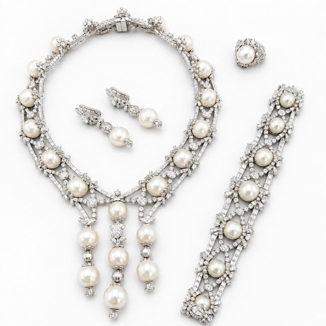 Mouawad South Sea Pearl Diamond 18K White Gold Necklace Bracelet Ring Earrings Set: Mouawad South Sea Pearl Diamond 18K White Gold Necklace Bracelet Ring Earrings Set An 18K white gold jewelry set featuring South Sea pearls and diamonds. The set includes a necklace, earrings, bracele