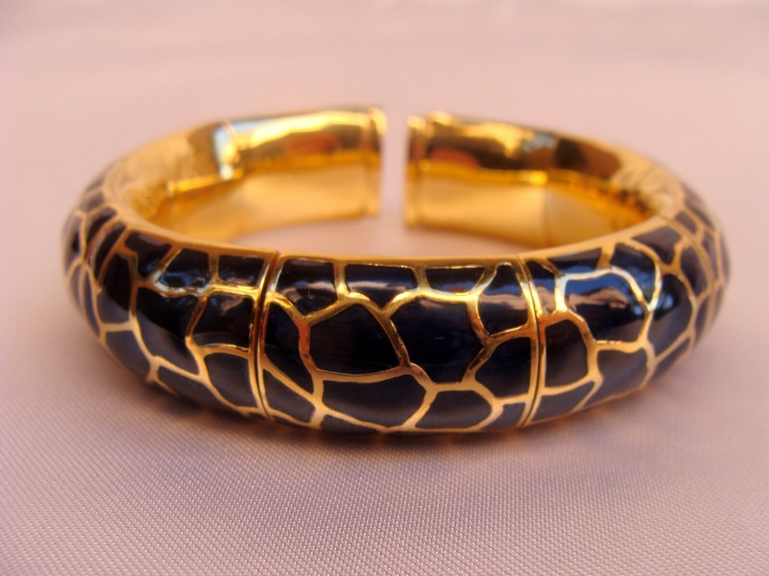 Italian Navy Blue Enamel 18K Yellow Gold Flexible Cuff Bracelet: Italian Navy Blue Enamel 18K Yellow Gold Flexible Cuff Bracelet This Italian cuff bracelet showcases modern design with luxurious 18K yellow gold and striking navy blue enamel. The flexible constructi