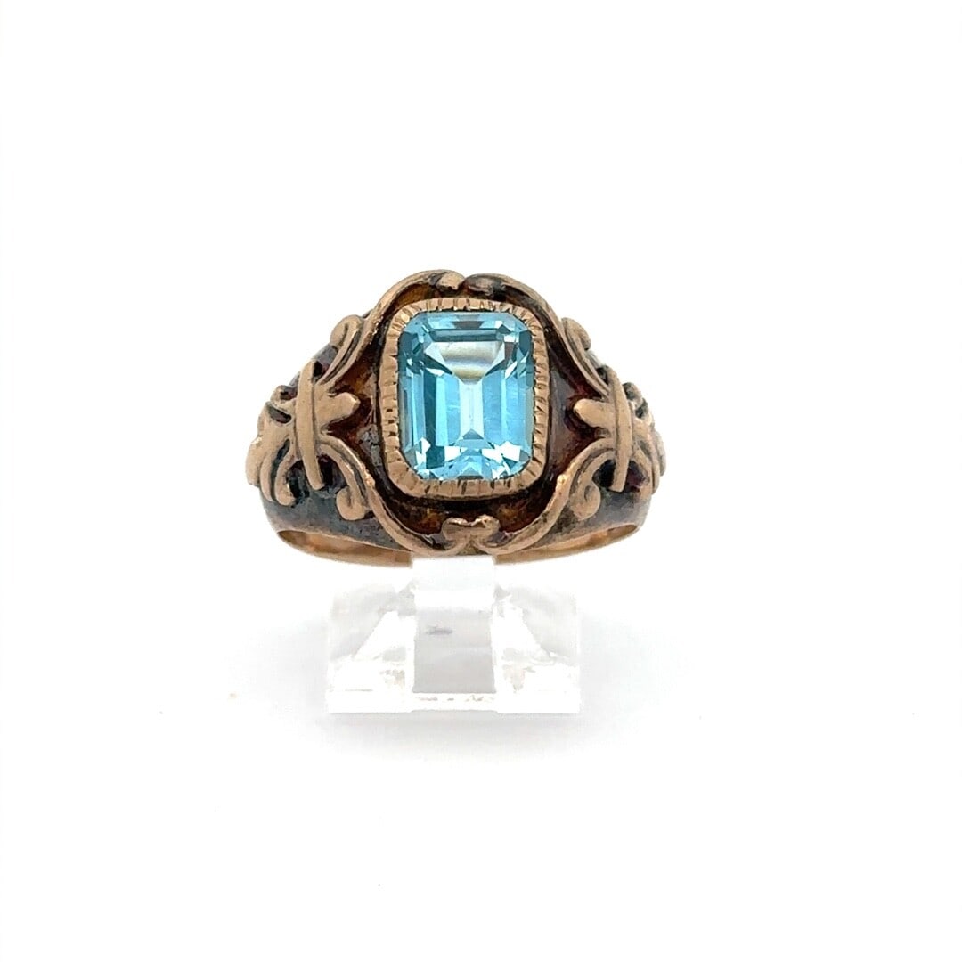 Vintage 10k Gold Emerald Cut Blue Topaz Fleur De Lis Cocktail Ring: Vintage 10k Gold Emerald Cut Blue Topaz Fleur De Lis Cocktail Ring This exquisite vintage cocktail ring features a stunning natural blue topaz, skillfully cut in an emerald shape and bezel set to show