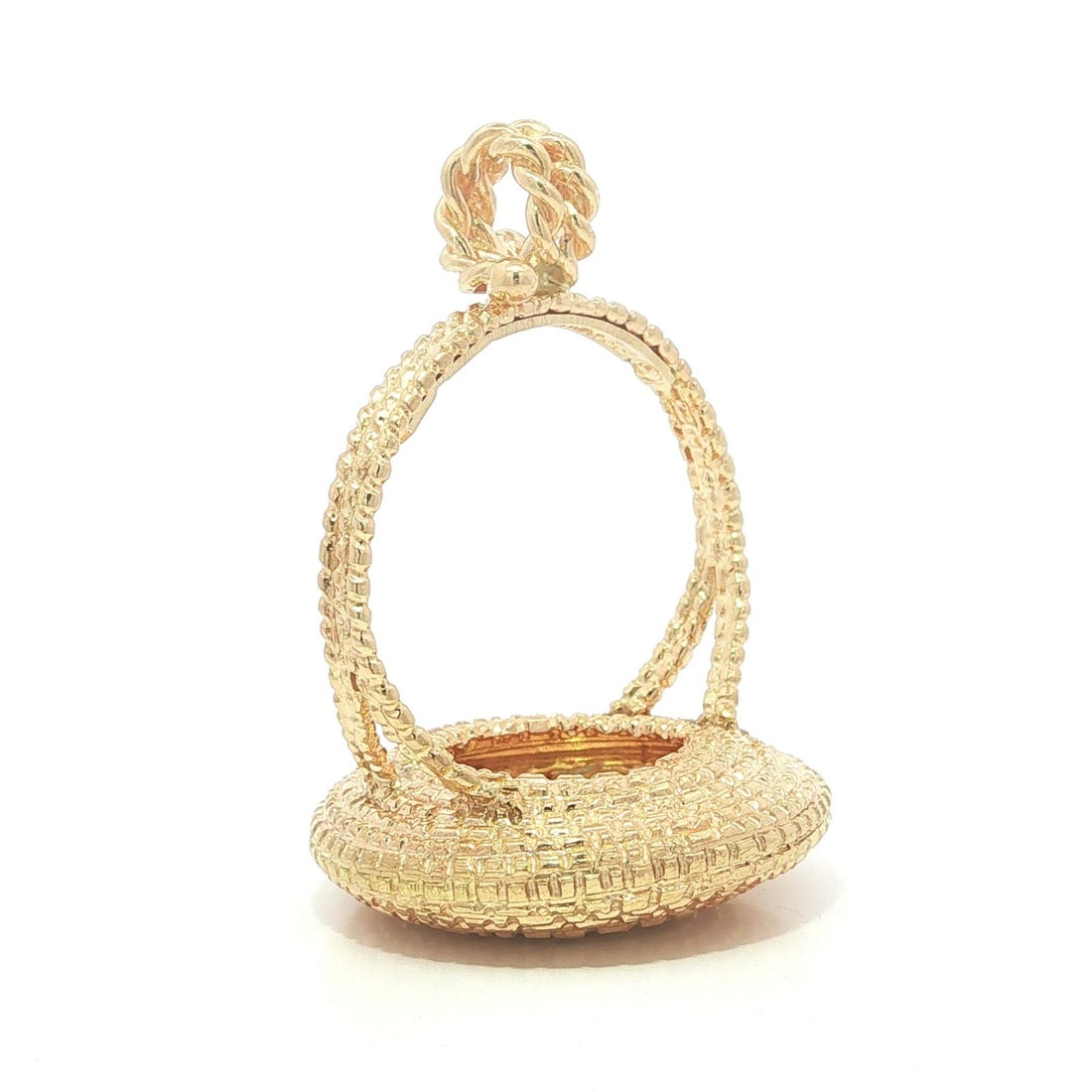 Unbranded 14k Yellow Gold Sweetgrass Basket Flower Charm Pendant: Unbranded 14k Yellow Gold Sweetgrass Basket Flower Charm Pendant Vintage woven sweetgrass flower basket charm pendant crafted in solid 14k yellow gold. This collectible women's pendant features a bask