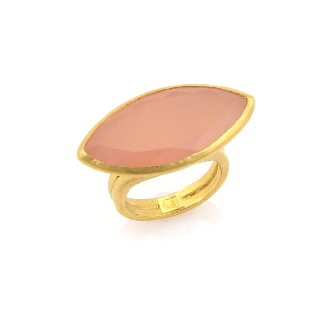 Gurhan Pandora Marquise Ring 24k Yellow Gold Pink Chalcedony Size 6: Gurhan Pandora Marquise Ring 24k Yellow Gold Pink Chalcedony Size 6 Pre-owned Gurhan Pandora marquise ring crafted in 24k yellow gold and set with a natural pink chalcedony in a bezel setting. This co