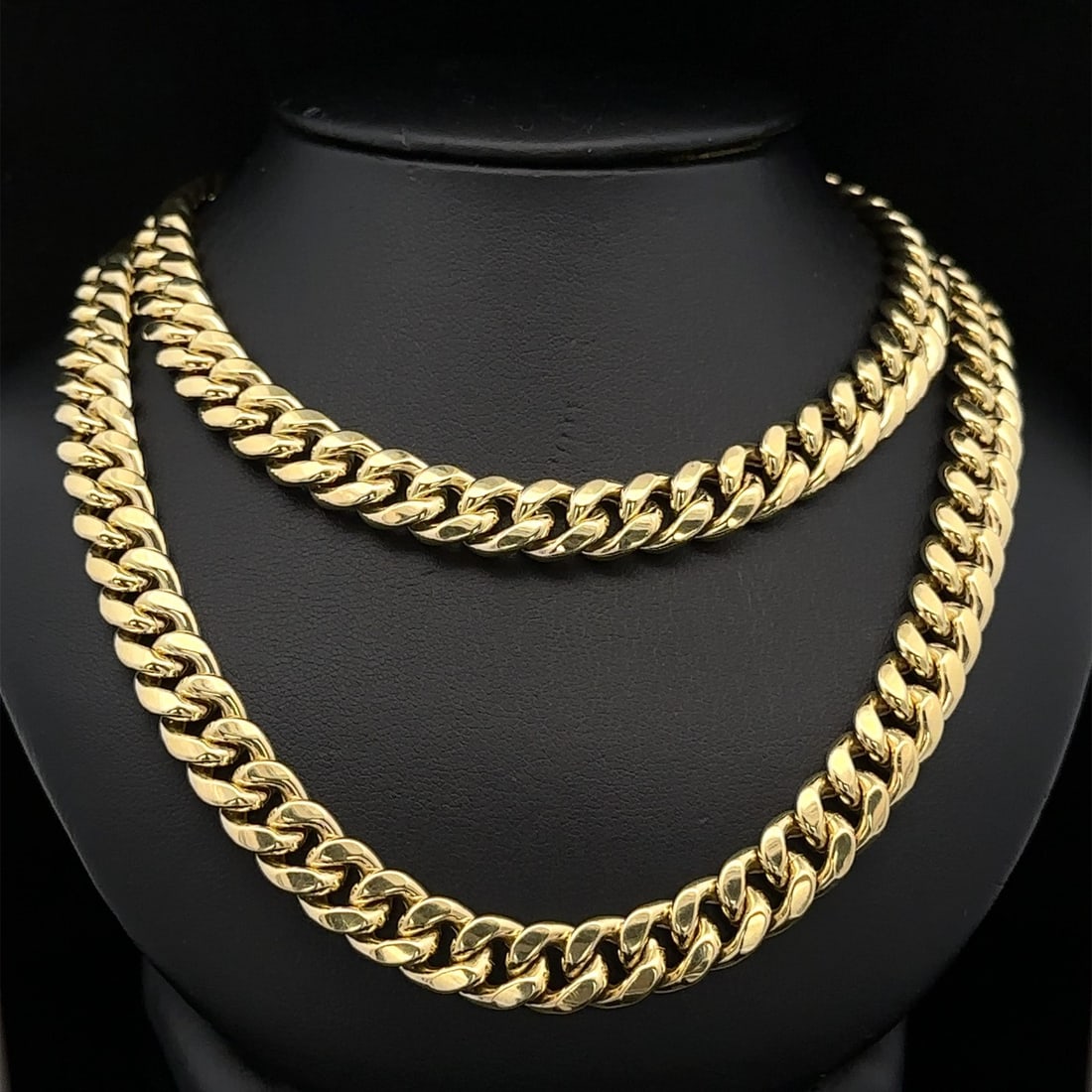 Men's 10k Yellow Gold 26 Inch Curb Cuban Link Chain Necklace: Men's 10k Yellow Gold 26 Inch Curb Cuban Link Chain Necklace This classic men's chain necklace features a curb Cuban link design crafted in solid 10k yellow gold with a semi-hollow construction. Measu