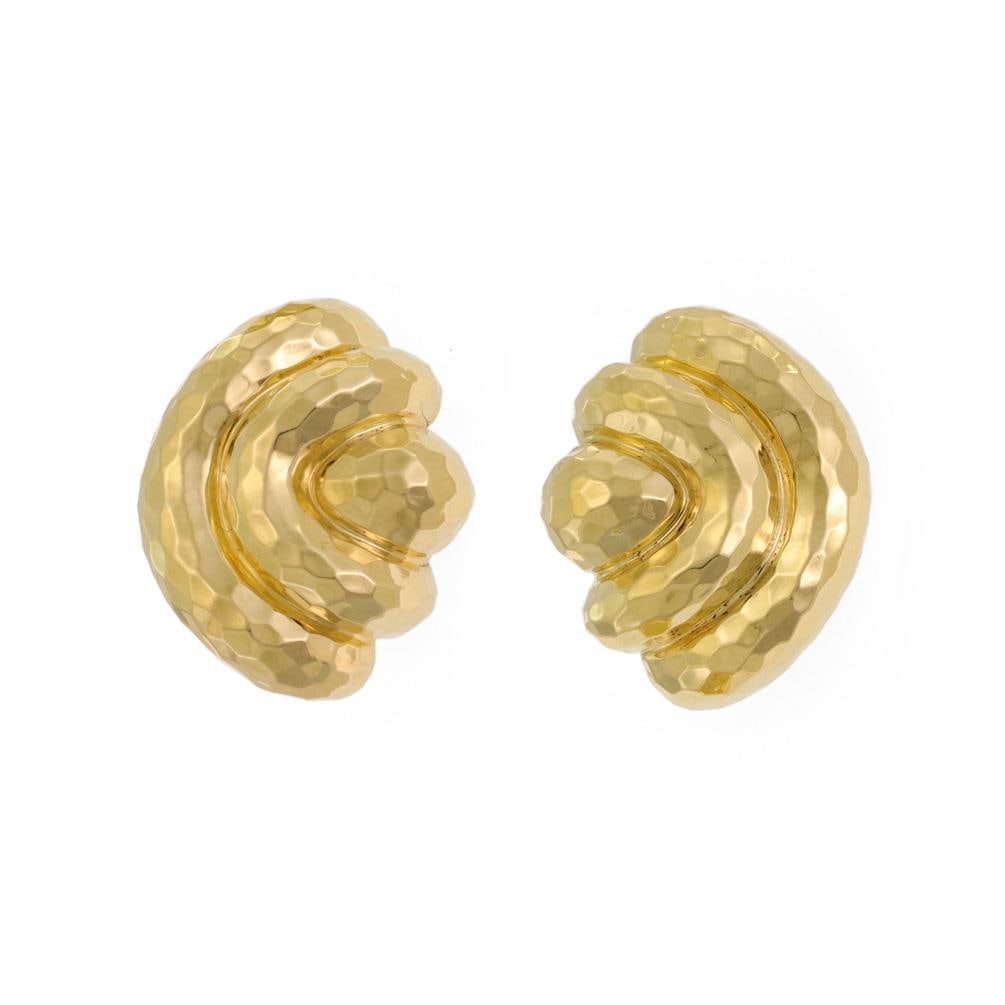 Henry Dunay 18k Yellow Gold Hammered Sea Shell Huggie Earrings: Henry Dunay 18k Yellow Gold Hammered Sea Shell Huggie Earrings Discover the elegance of these exquisite huggie earrings by Henry Dunay, meticulously crafted in 18k yellow gold. Featuring a unique hand