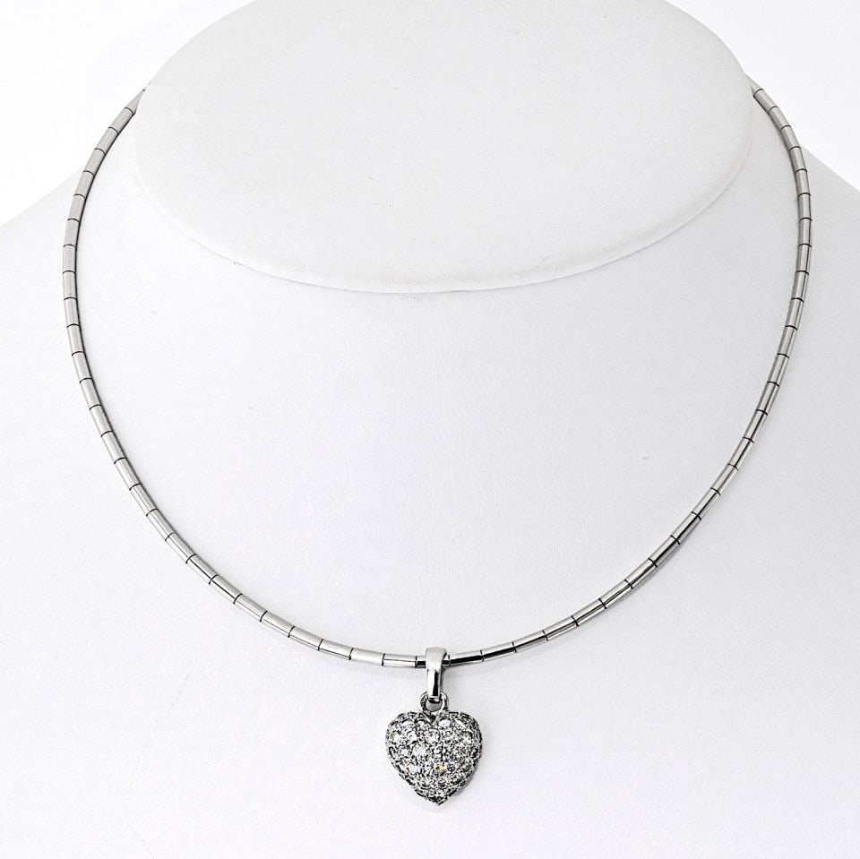 Cartier 18K White Gold Diamond Heart Choker Necklace 2 Cts: Cartier 18K White Gold Diamond Heart Choker Necklace 2 Cts This exquisite Cartier 18K White Gold Pave Diamond Heart Necklace is a remarkable blend of elegance and luxury. Crafted from high-quality 18K