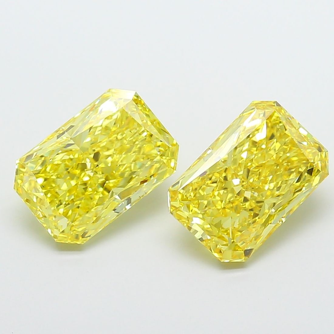 Loose Diamond - RADIANT 4.36ct Fancy Vivid Yellow VS2: Loose Diamond - RADIANT 4.36ct Fancy Vivid Yellow VS2 Source: This is a real non-mined Diamond that has been grown in a lab Shape: RADIANT Carats: 4.36 Color: Fancy Vivid Yellow Certification: IGI Vid