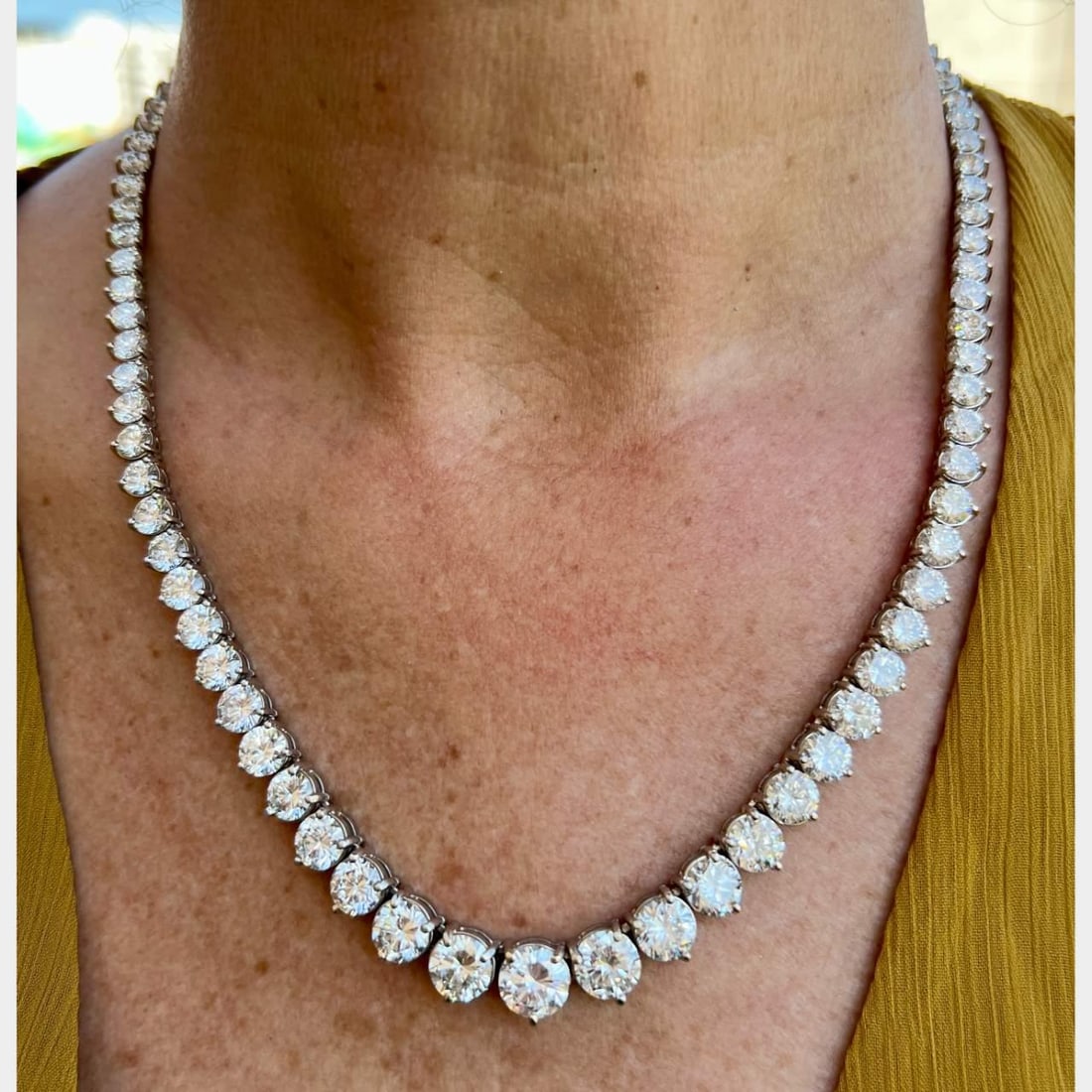 18K White Gold 45.60 Ct Graduated Diamond Necklace 99 Diamonds F-I VVS1-SI1: 18K White Gold 45.60 Ct Graduated Diamond Necklace 99 Diamonds F-I VVS1-SI1 This exquisite 18K White Gold Graduated Diamond Necklace features a stunning arrangement of 99 round diamonds, totaling appr